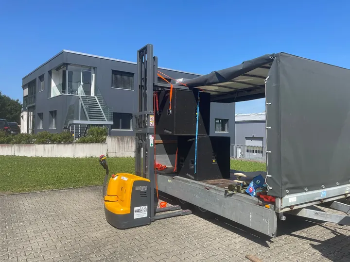 Electro-Voice MT-4 Lautsprecher beim Verladen auf einem Anhänger