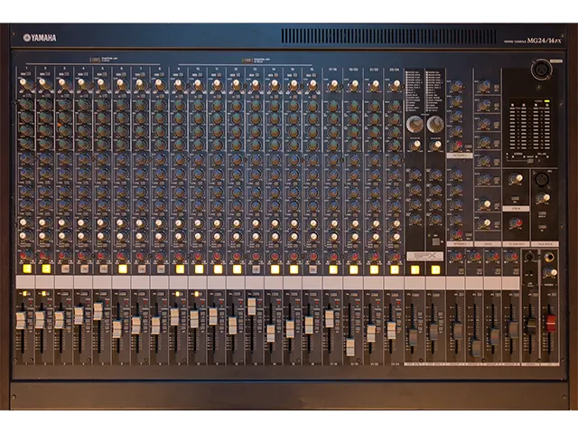 Yamaha MG24/14FX 24-Eingangs-Live-Mischpult mit 16 Mono- und 4 Stereo-Eingängen, vier Gruppen, umfangreichen Aux-Wegen und zwei integrierten SPX-Effektprozessoren. 